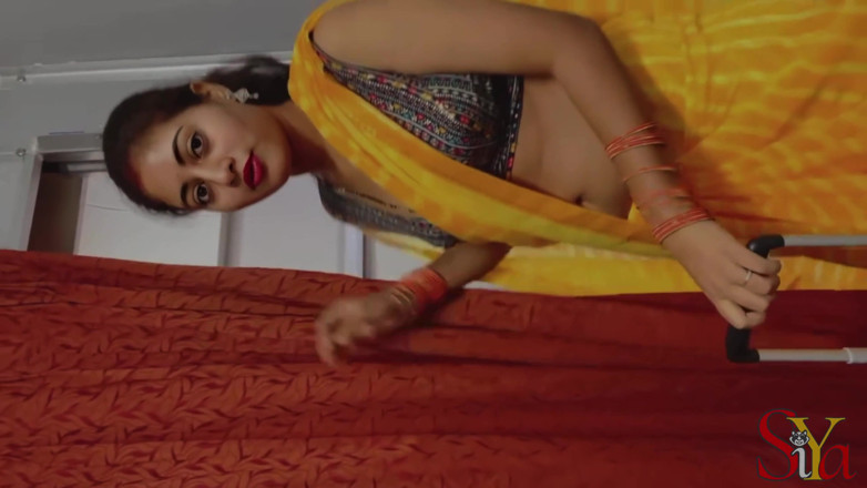Vicky Siya: Indische Siya Bhabhi Flitterwochen im Zug mit seltsamen passagier