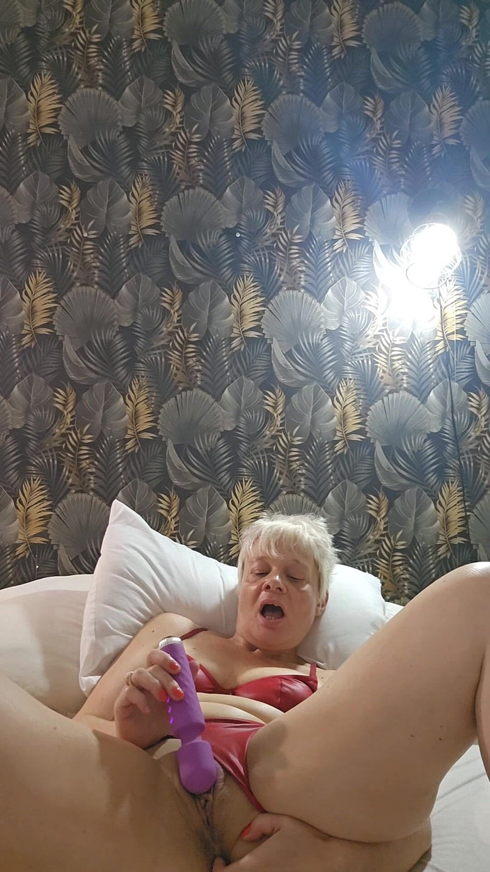 Sofy13: MILF 성숙한 창녀가 그녀의 젖은 음핵을 가지고 노는