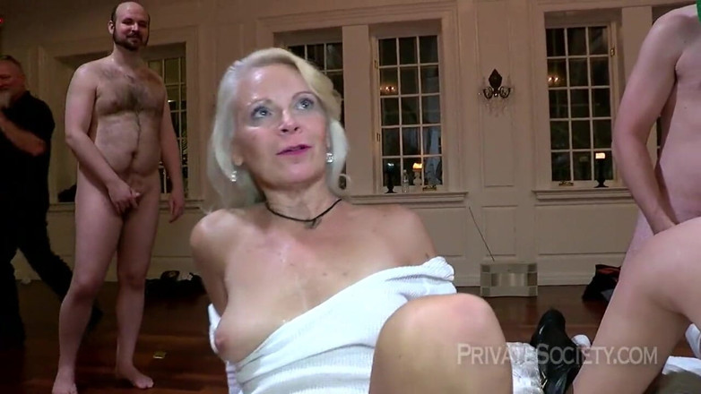 Private Society: Mrs. Dawson fickt alle im zimmer