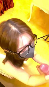 フィッシュネットタイツの豊満なメガネのアスリート、生々しい出会いが彼女を震え上がらせ、制御を失わせる