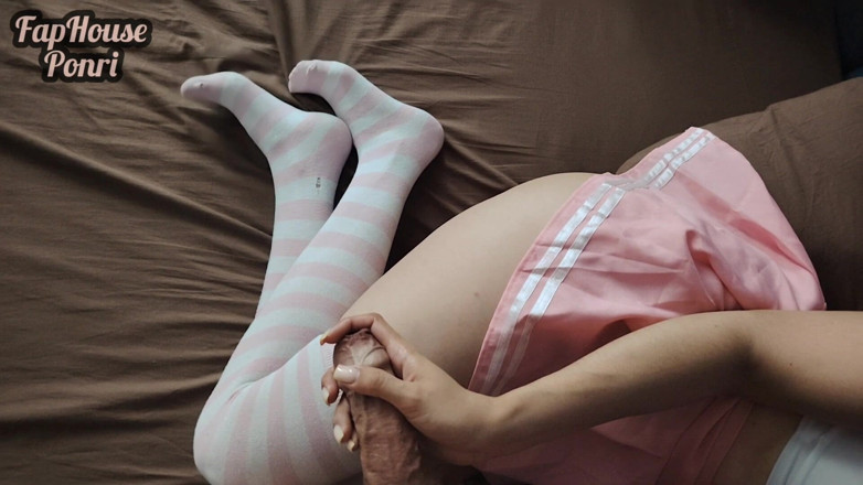 Milasha Ponri: 섹시한 옷을 입은 부드러운 의붓여동생이 내 성기를 자극하며 즙이 가득한 사정을 내뱉는다