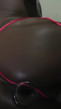 Le trou du cul d’un pauvre black est trop gros pour un string