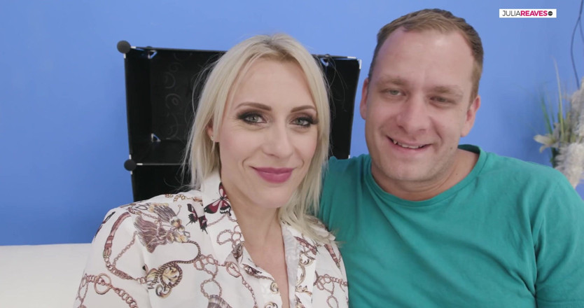Cuckold Fuckers: Une salope blonde se fait baiser devant les yeux de...