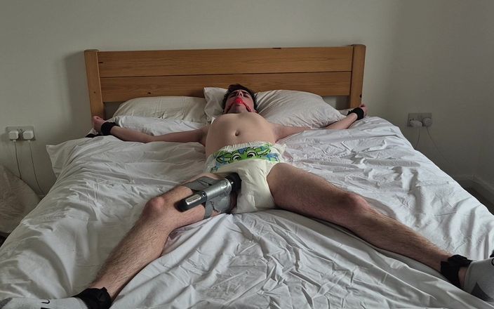 Kinky Alex: Băiat legat de pat