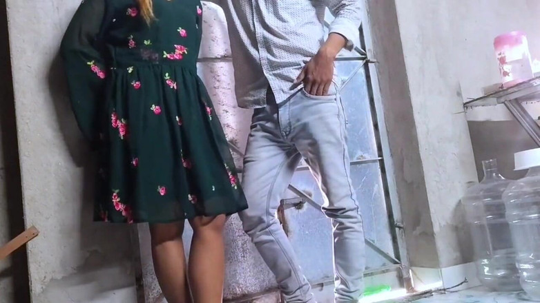 Fantacycutting: インドの村の少女 コ・カリ・ガル・メ・ブラヤ・オール・チュップ チュップ・チュダイ・カルケ・マスト マザ・リヤ・パンチャーヤット・ケ・ラドカ・ネ