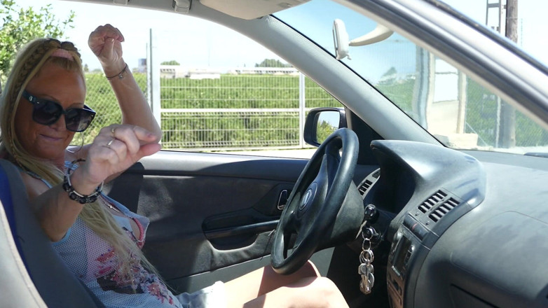Natalie K: Fingering di dalam mobil di taman umum