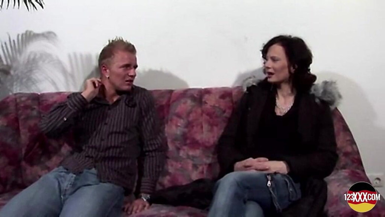 123XXX - 100% Amateurs: 入れ墨のドイツ人女性は彼女の口をいっぱいにします