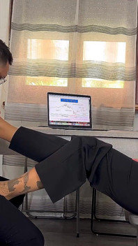 O colega com os pés doloridos faz massagem e lambe as meias-calças, em troca de um boquete