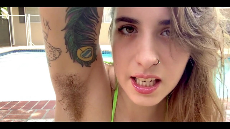 Pearlsage: Přistižen při čichání špinavých kalhotek