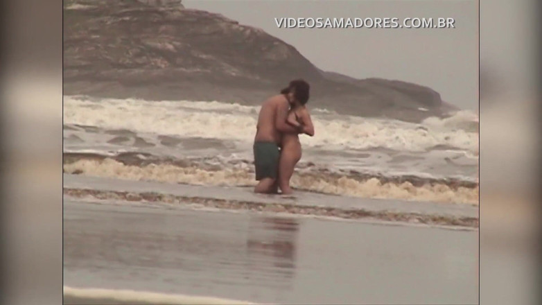 Amateurs videos: Pasangan tak malu berhubungan seks di laut dangkal