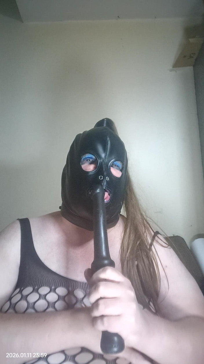 Stephanie-Nicole-TV: Femeie mare și țâțoasă TV suge vibratorul și își plesnește bucile cu ea prea