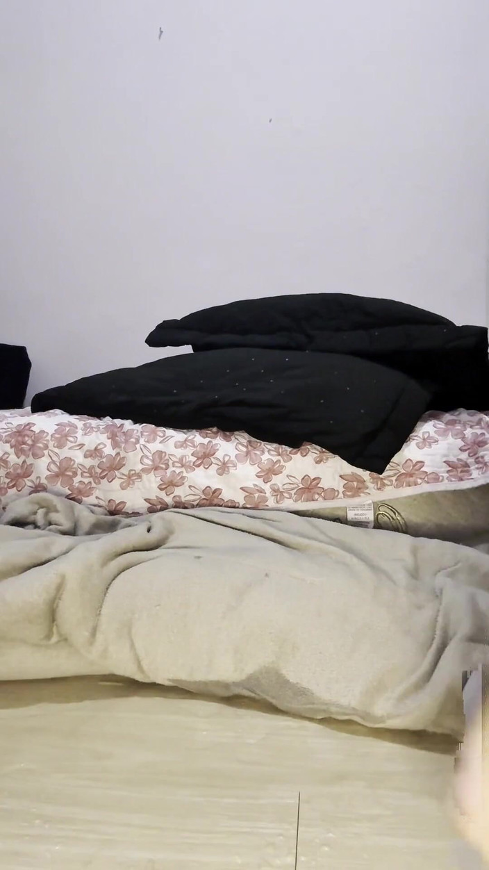 Alice Lima: Hermosa latina follada por el coño con un pepino, embarazada