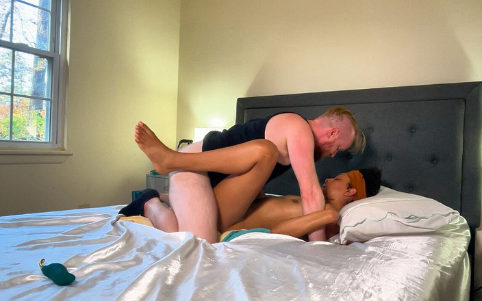 Pink Foxx: 热辣人妻想要快速性爱