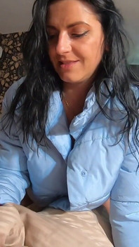 Milfycalla - beaucoup de sperme sur ma doudoune bleue New Sky et mes collants blancs 179