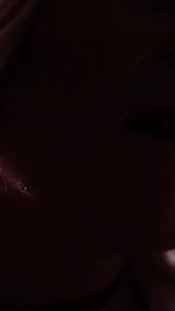 Fétiche du tabagisme : vidéo sexy en solo de la milf blonde sexy Arya Grander Glaminatrix, gros plan sur les lèvres rouges