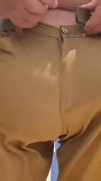 Umflătură mare în pantaloni