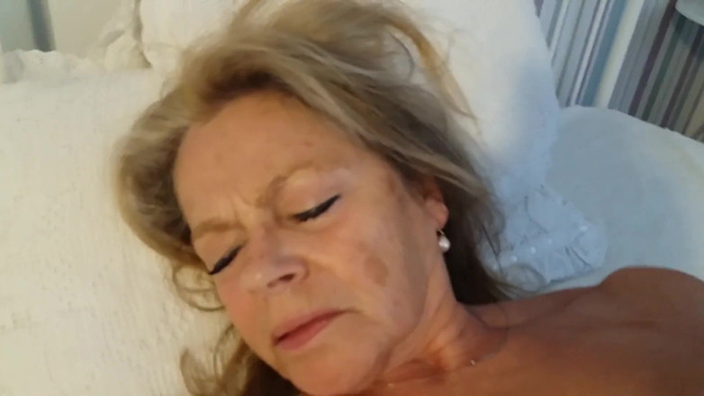 martinawest: Watch Martina West menggembirakan dirinya dan menangis