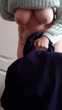 Adik tiriku yang hot mengucapkan terima kasih atas hadiah jilat memekku (sambil ngobrol)