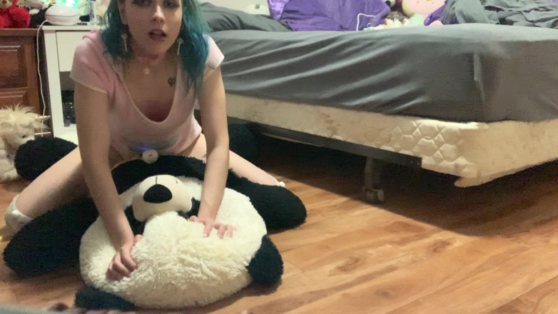 EmoDream1998: Orgazm olmak için plushie'yi sikiyor