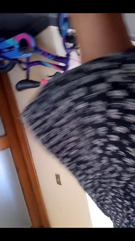 É um dia de muito vento ... e eu estou usando um vestido sem calcinha