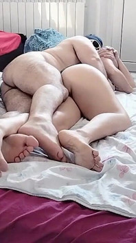 Massage sensuel d’un couple sexy à l’huile sur le corps. Préliminaires dans la chambre avec un couple amateur.
