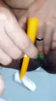 Indiana menina raspando sua buceta no banheiro