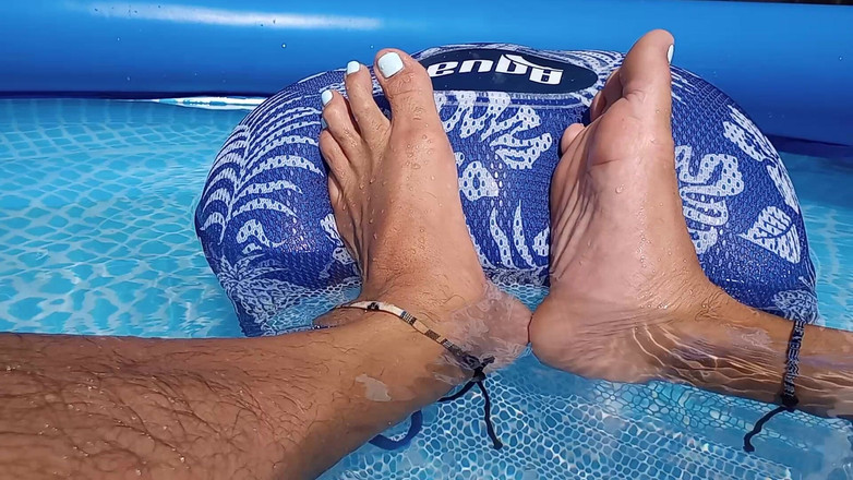 Midsouth Foot Fetish: Menunjuk-nunjukkan Kaki Basah Saya Di Kolam
