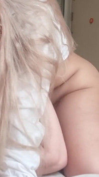 Blonde dengan tubuh seksi yang menakjubkan menunggang zakar Kyle Smith seperti seorang tuan