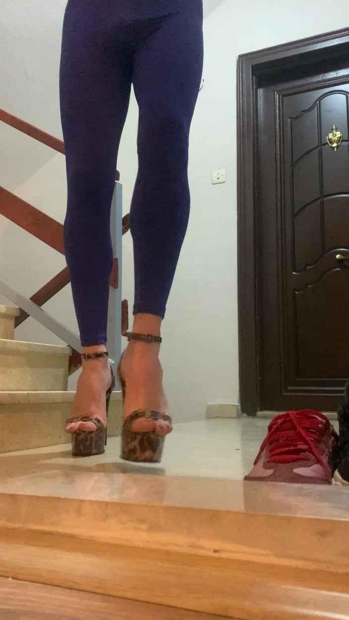 cd_aysemmm: 피자 배달원은 충격을 받았고, 이 벌거벗은 환영은 모든 것을 바꿔주었어