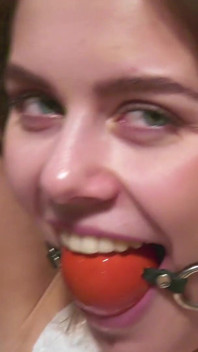 Leya è legata su una sedia e sbava attraverso ballgag