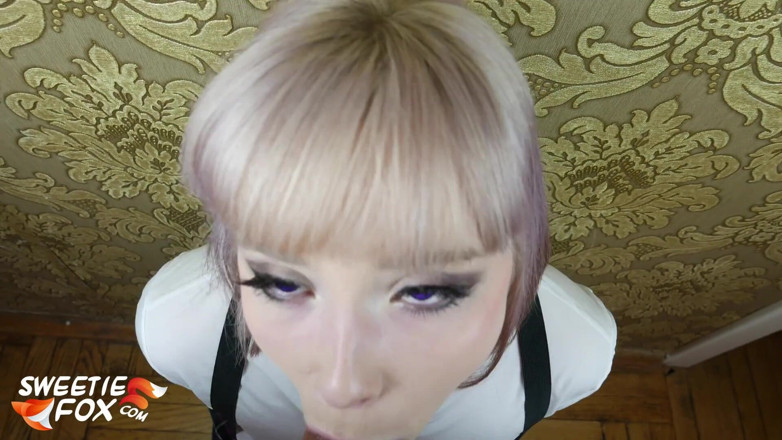 Sweetie Fox: Cewek cantik mengisap pria kontol dan bermain mainan seks memek...
