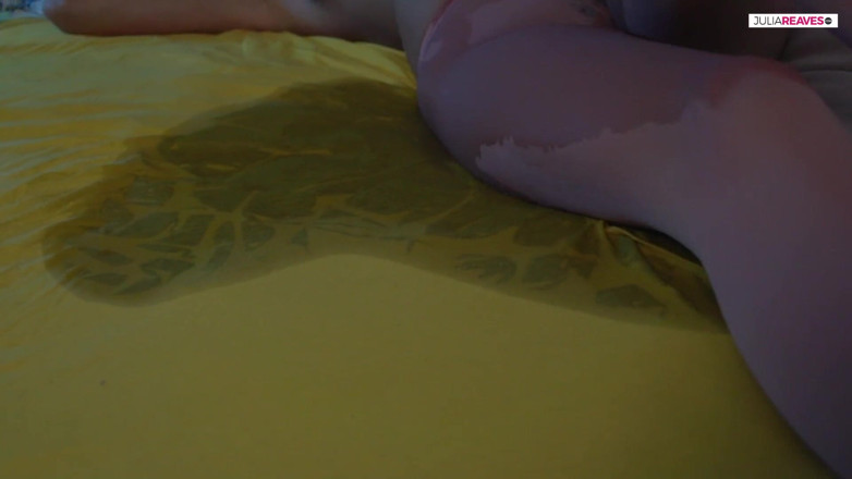 Jasmine RougeXXX: Je me masturbe dans mon lit entièrement pisse