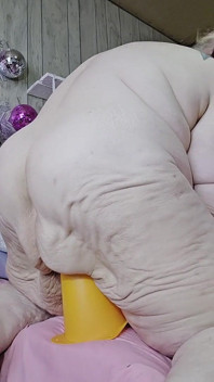 Une pute se fait baiser par la bouche et prend une bite monstrueuse dans les gencives et il jouit