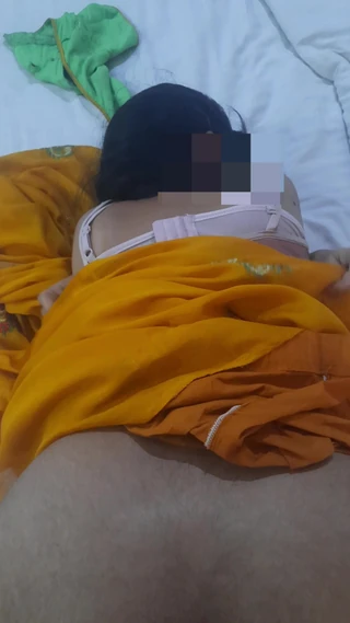 कराह के साथ हॉट साड़ी में सेक्सी टीचर के साथ डॉगी स्टाइल चुदाई
