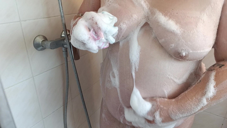 Jonas1996: Amatérské sprchování je takový pocit, když pěna stéká po mém...