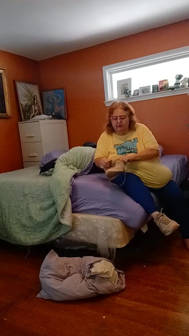 BBW nurse Vicki adventures with friends: Stinky Tennis Shoes Pewwwee