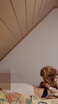胖乎乎的金发女郎想要在早上再次骑乘我的鸡巴，没有脱鞋，她就坐在我身上