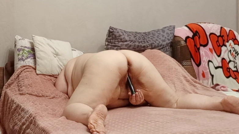 Zona901: Buurvrouw masturbeert groot poesje tot een orgasme