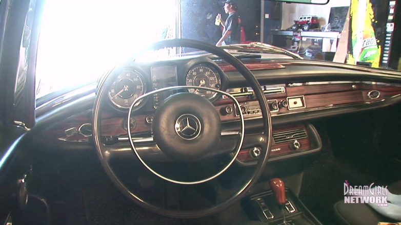 Dream Girls: Si masturba sopra una mercedes vintage