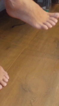 Une femme mature blonde amateur aime l’adoration des pieds