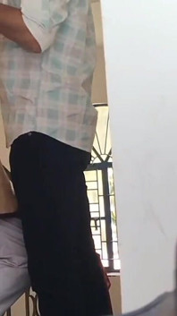 Indický učitel a studentka Ki nové virální video Líbilo