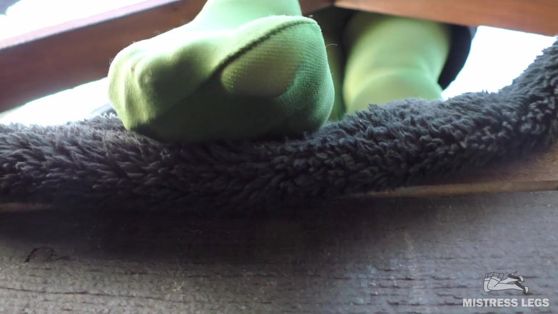 Mistress Legs: Yeşil külotlu çoraplı tanrıça verandada ayaklarıyla azdırıyor