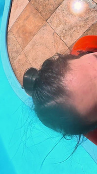Bruneta umedă cu curul mare este futută în față lângă piscină