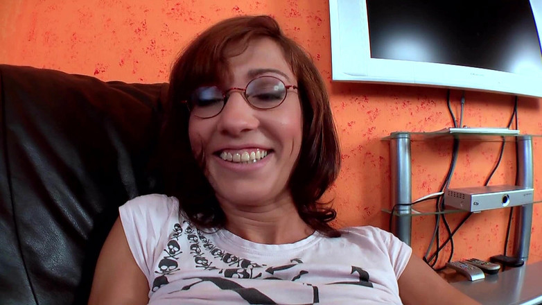 MMV Films and Clips XXX: Brunetka Babe Double Penetrovaná na kožené pohovce