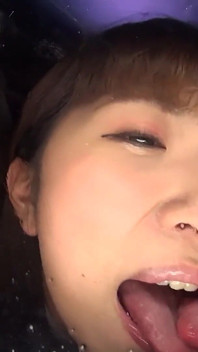Tsubaki Kato et Himari Ogawa initient Ryo Kitakata à l’baiser lesbien avec la langue (レズ)