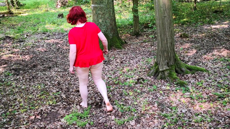 Bouncy Tits Action: Nua pela floresta
