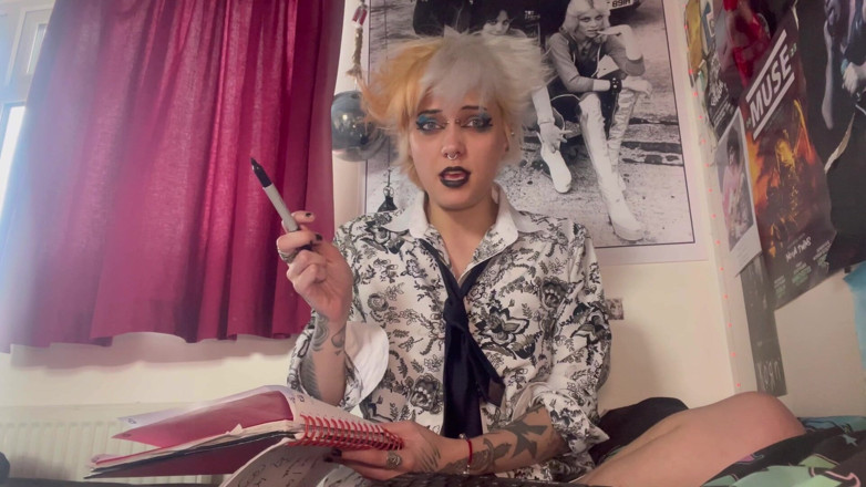 Glitterqueen1999: Une employée de bureau gothique a un cœur et une...