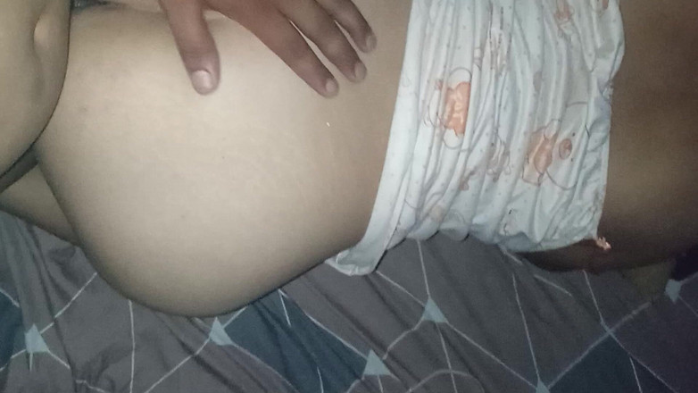 E-Alfa: Encontró a su vecina en pijama y procedió a follarla