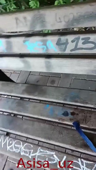 Mulher muçulmana bate boquete no parque da cidade, tira calcinha e faz xixi, mostra sua buceta.