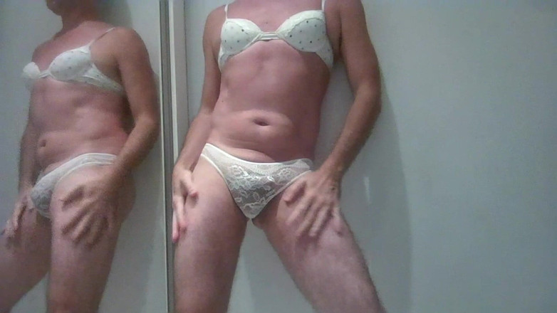 Alan Long: Pergi ke tangga gedung dengan celana dalamku!